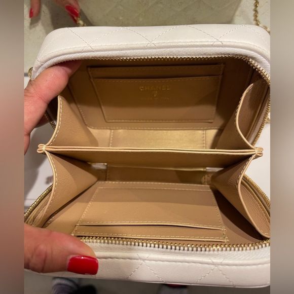 Chanel handbag.  - Picture 4 of 6